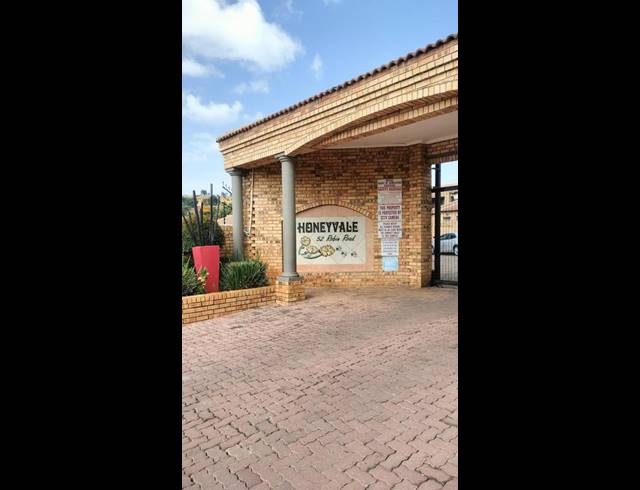 2 BEDROOM TOWNHOUSE FOR SALE IN CHANCLIFF RIDGE